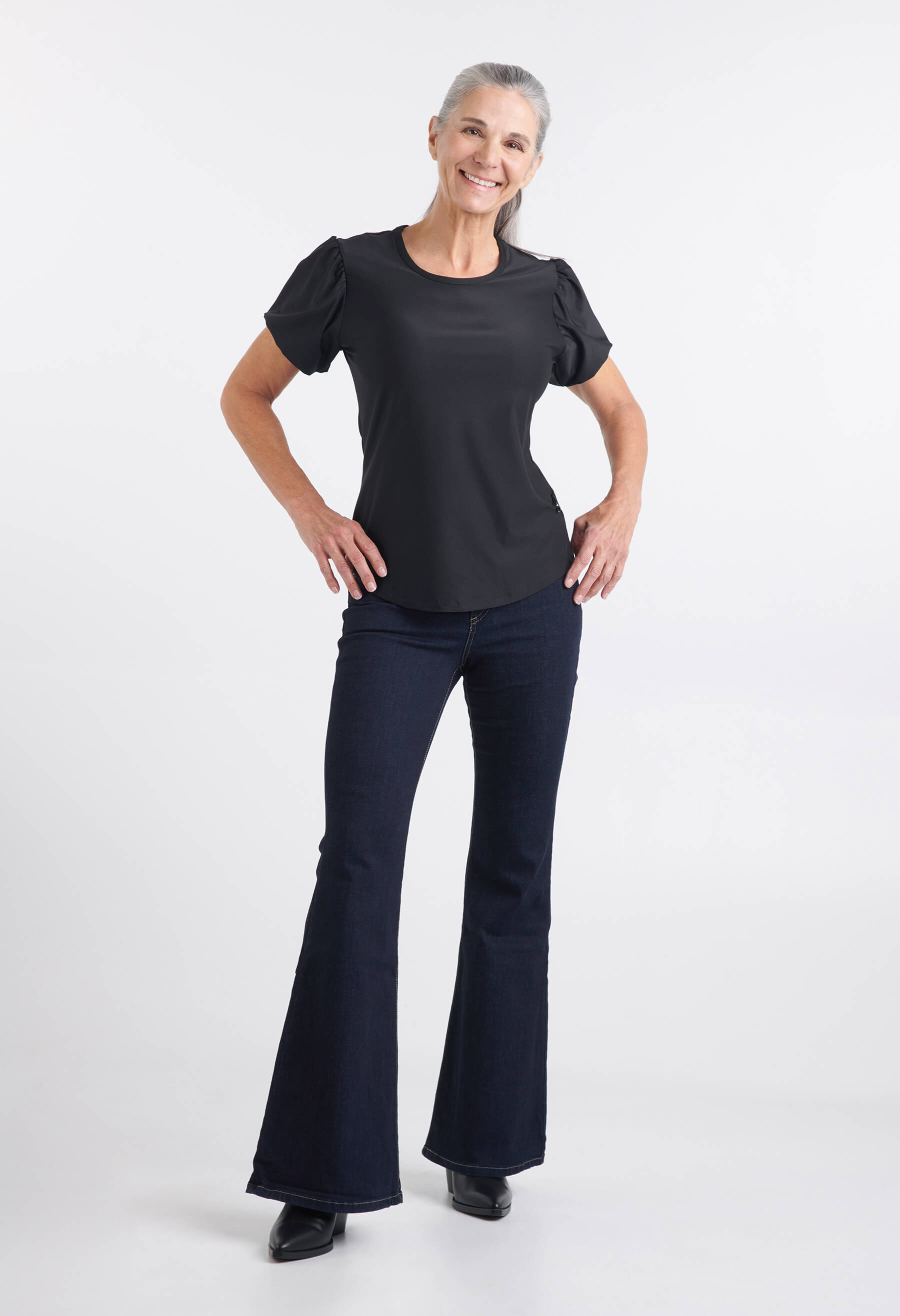 Jeans Alex à coupe évasée en collaboration avec YOGA-JEANS x KSL, couleur marine, porté avec le chandail London noir création de KSL!