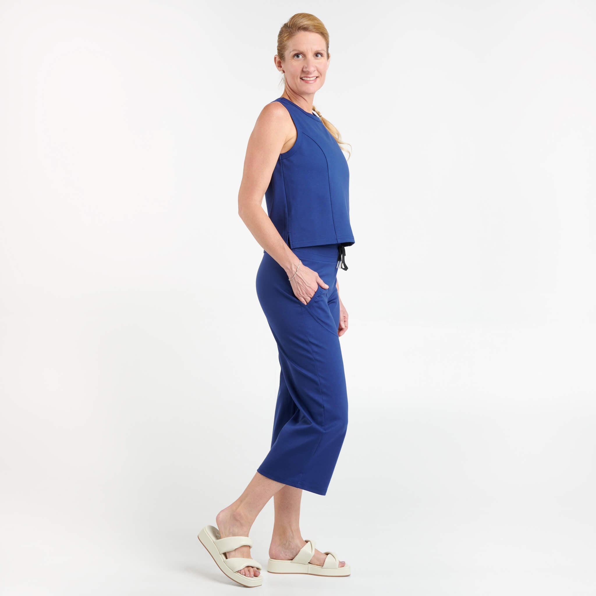 Reese - Camisole structurée à encolure ronde et fente latérale