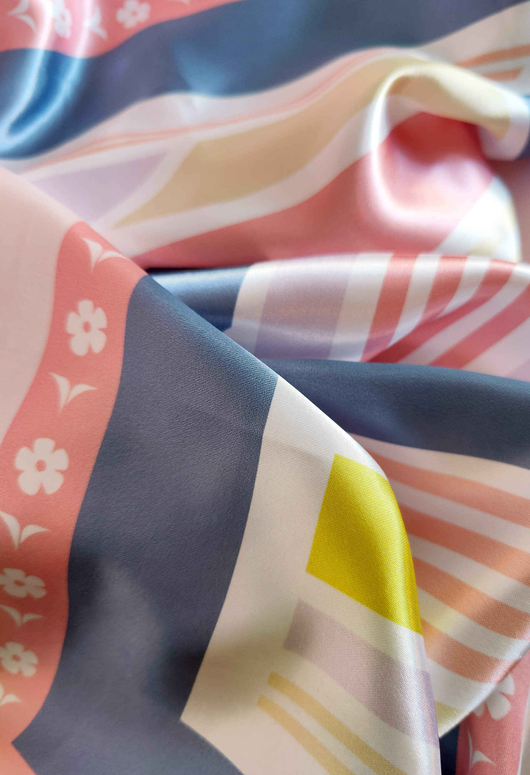 Foulard carré à imprimé géométrique