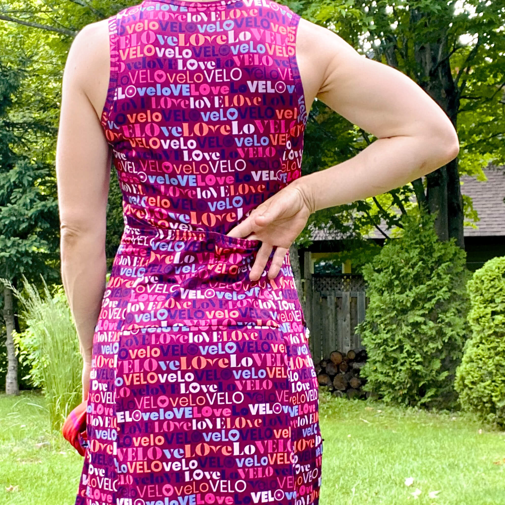 Vivia - Robe de vélo courte sans manches avec encolure en V - Collection LOVELO