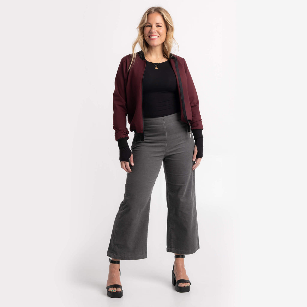 Lily Yoga Jeans gris - Chandail Kaelie noir - Billy bomber bourgogne: des créations Québécoises signées KSL 