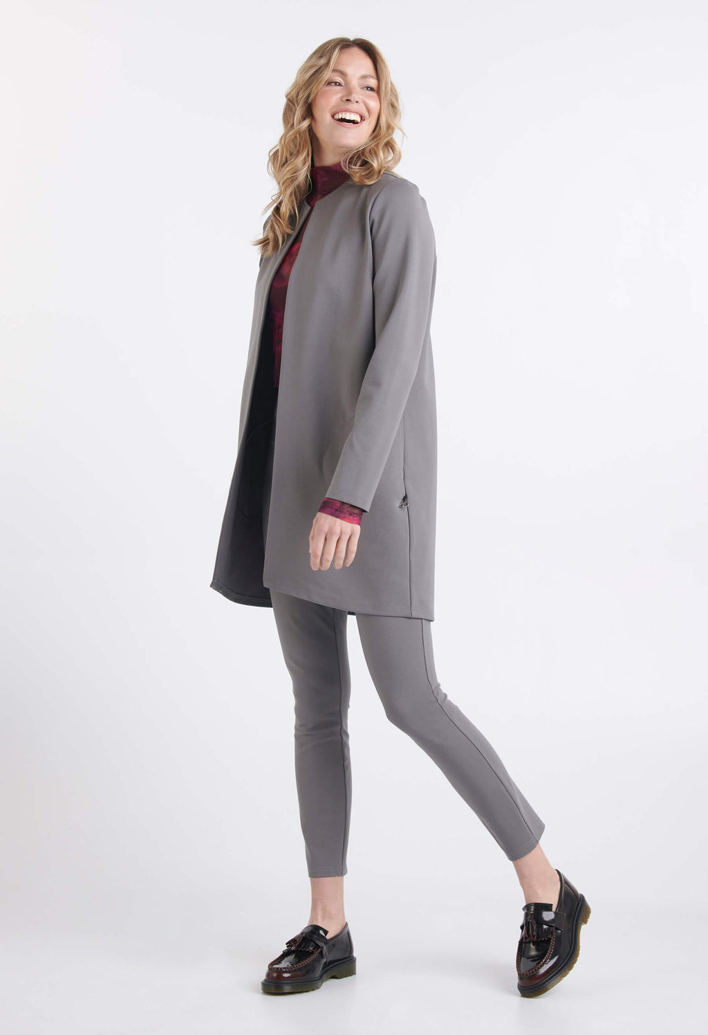 Chandail Camille en mesh couleur Aquaflo-cerise, porté avec le pantalon Nancy gris pâle et le veston Juliana de la même couleur. Créations de KSL!