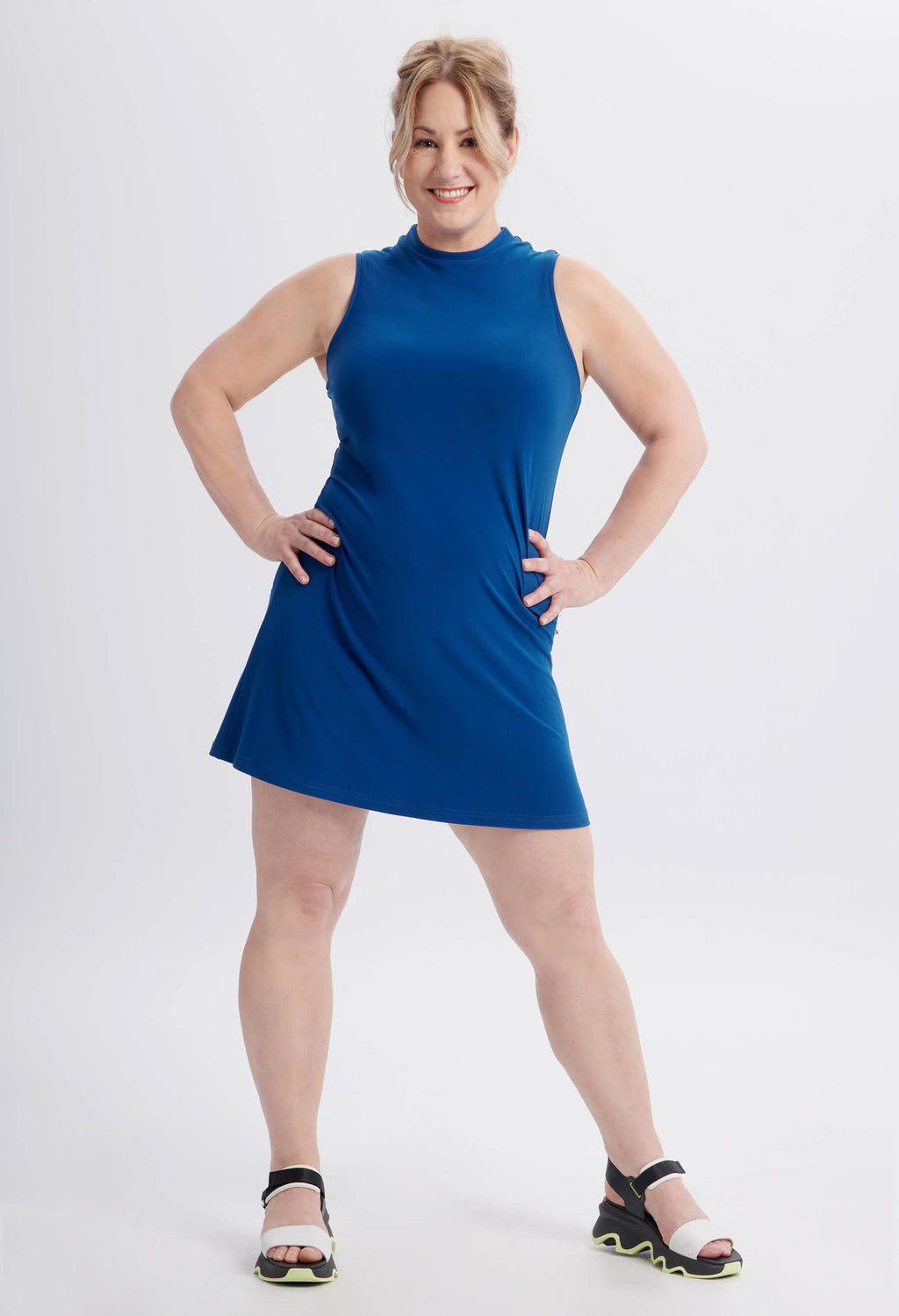 Laurie - Robe fluide sans manches avec ceinture