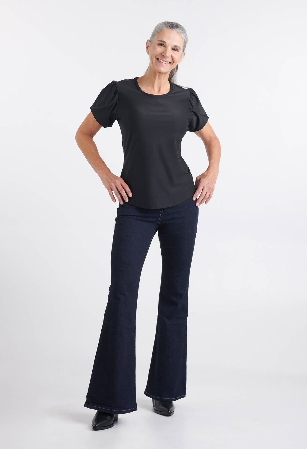 Jeans Alex à coupe évasée en collaboration avec YOGA-JEANS x KSL, couleur marine, porté avec le chandail London noir création de KSL!