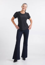 Jeans Alex à coupe évasée en collaboration avec YOGA-JEANS x KSL, couleur marine, porté avec le chandail London noir création de KSL!