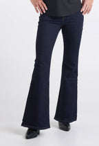 Jeans Alex à coupe évasée en collaboration avec YOGA-JEANS x KSL, couleur marine!