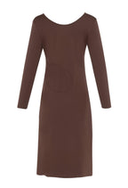 Découvrez la robe noire Amalia conçue par Katy St-Laurent. Cette robe marron de longueur midi est élégante et offre un look raffiné.