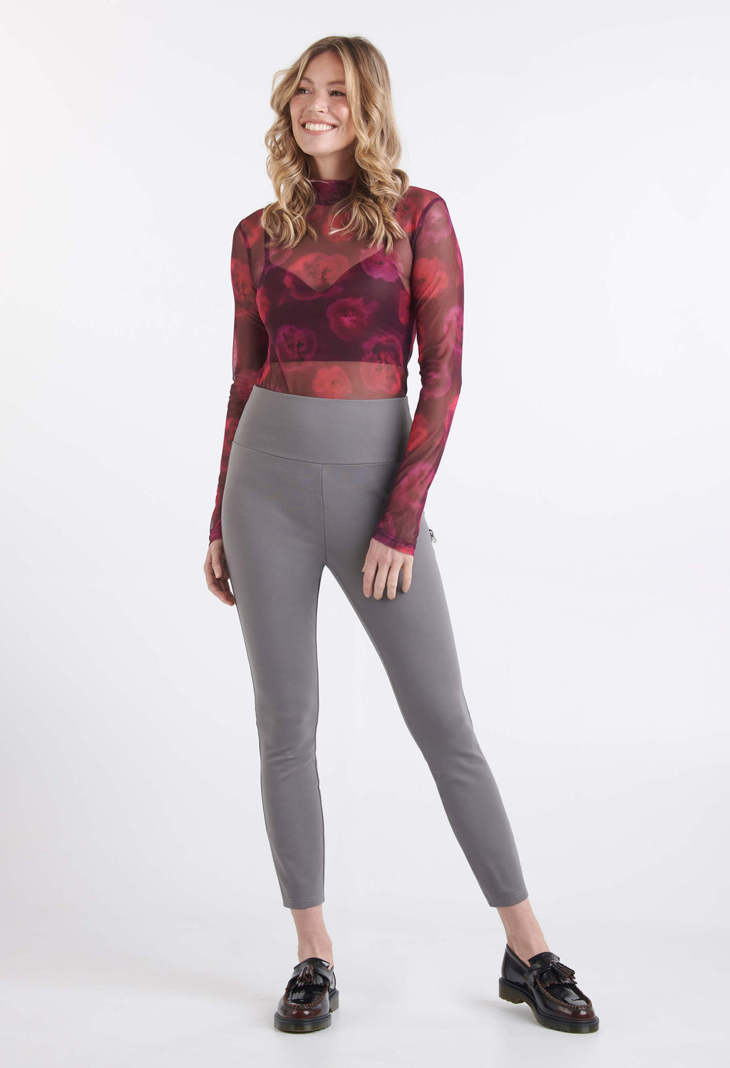 Chandail Camille en mesh couleur Aquaflo-cerise, porté avec le pantalon Nancy gris pâle. Créations de KSL!