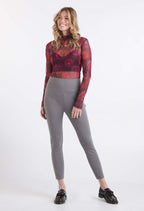 Chandail Camille en mesh couleur Aquaflo-cerise, porté avec le pantalon Nancy gris pâle. Créations de KSL!