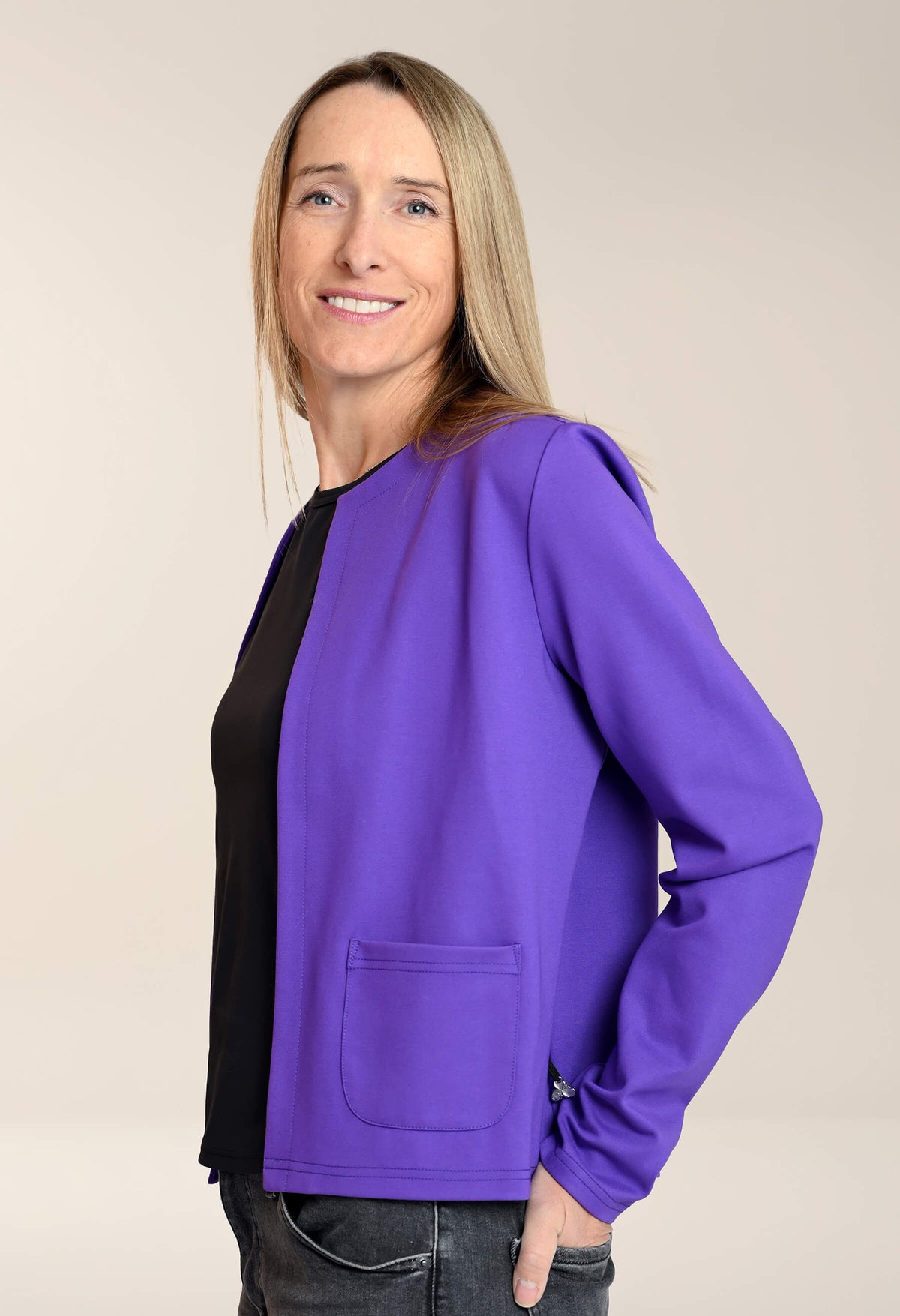 Julia - Structured short jacket in Ponte de Roma with side pockets