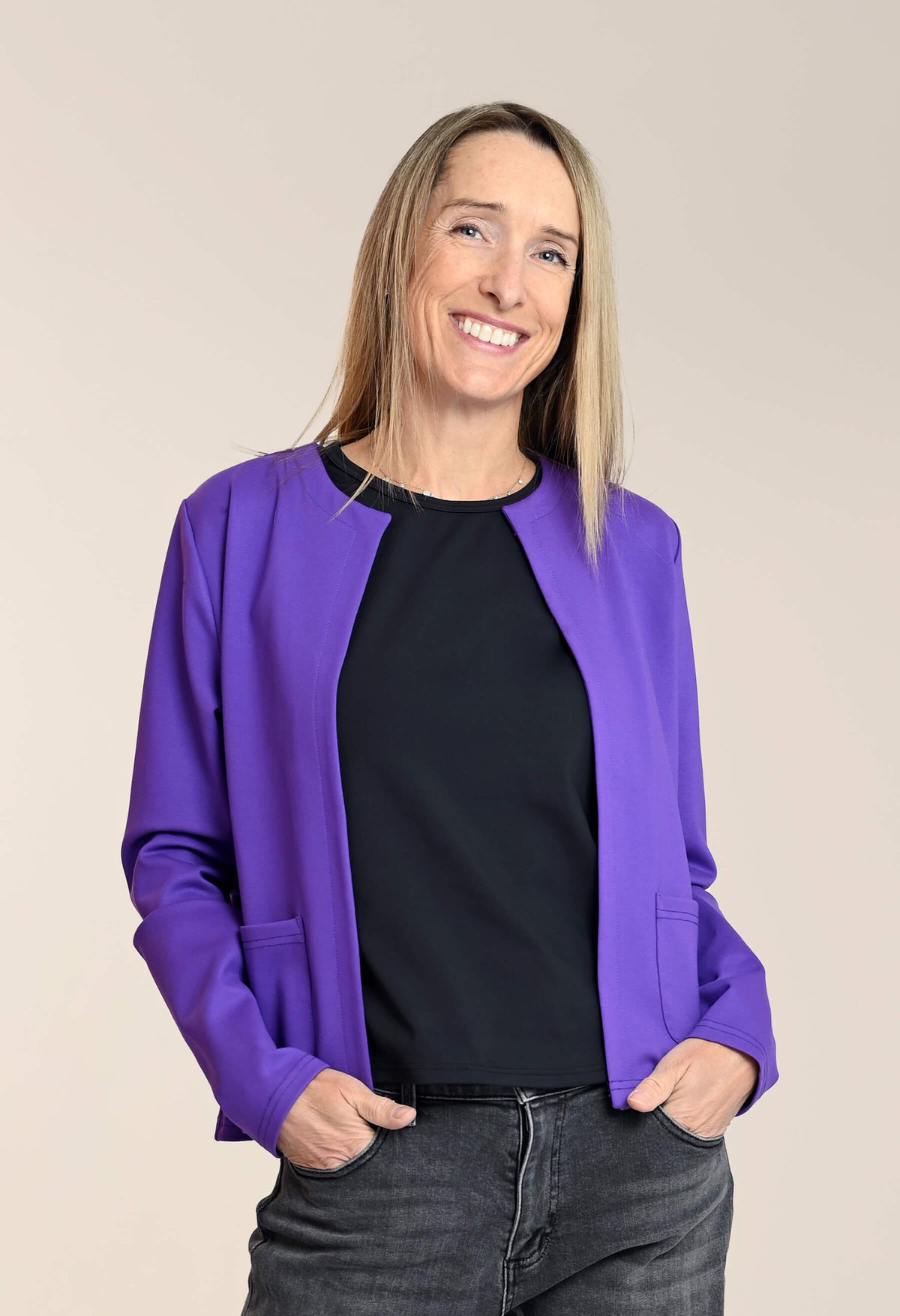 Julia - Structured short jacket in Ponte de Roma with side pockets