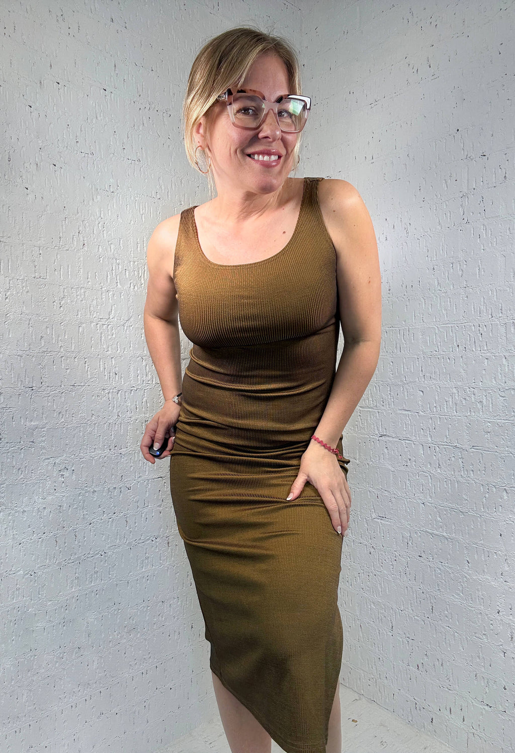 Lucia Pétillante - Robe longue sans manches avec fente latérale