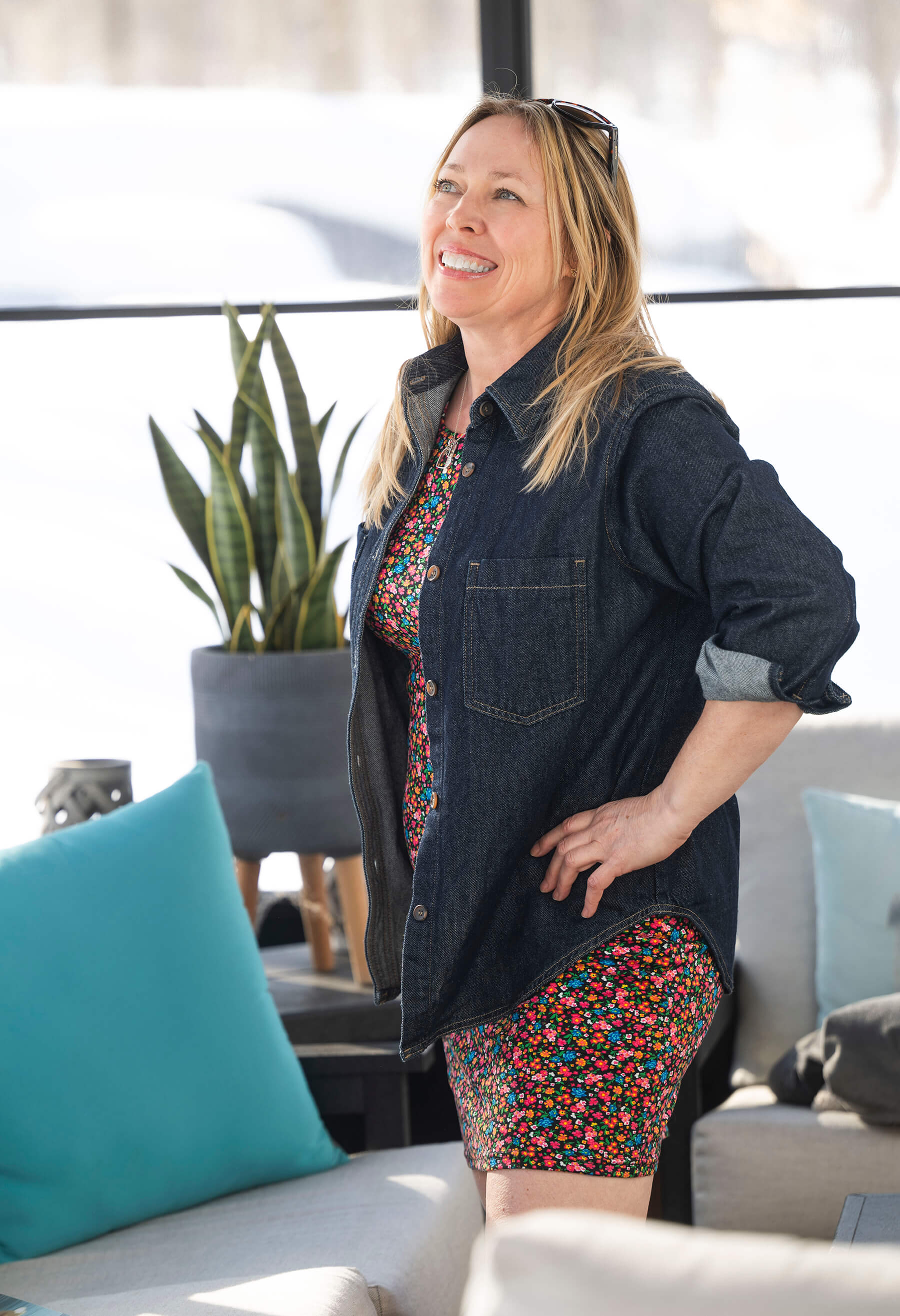 Mikky - Robe courte à manches courtes au motif floral