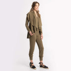 La veste Natacha, le bustier Maelis et le pantalon Jacinthe de la collection Voyage par KSL