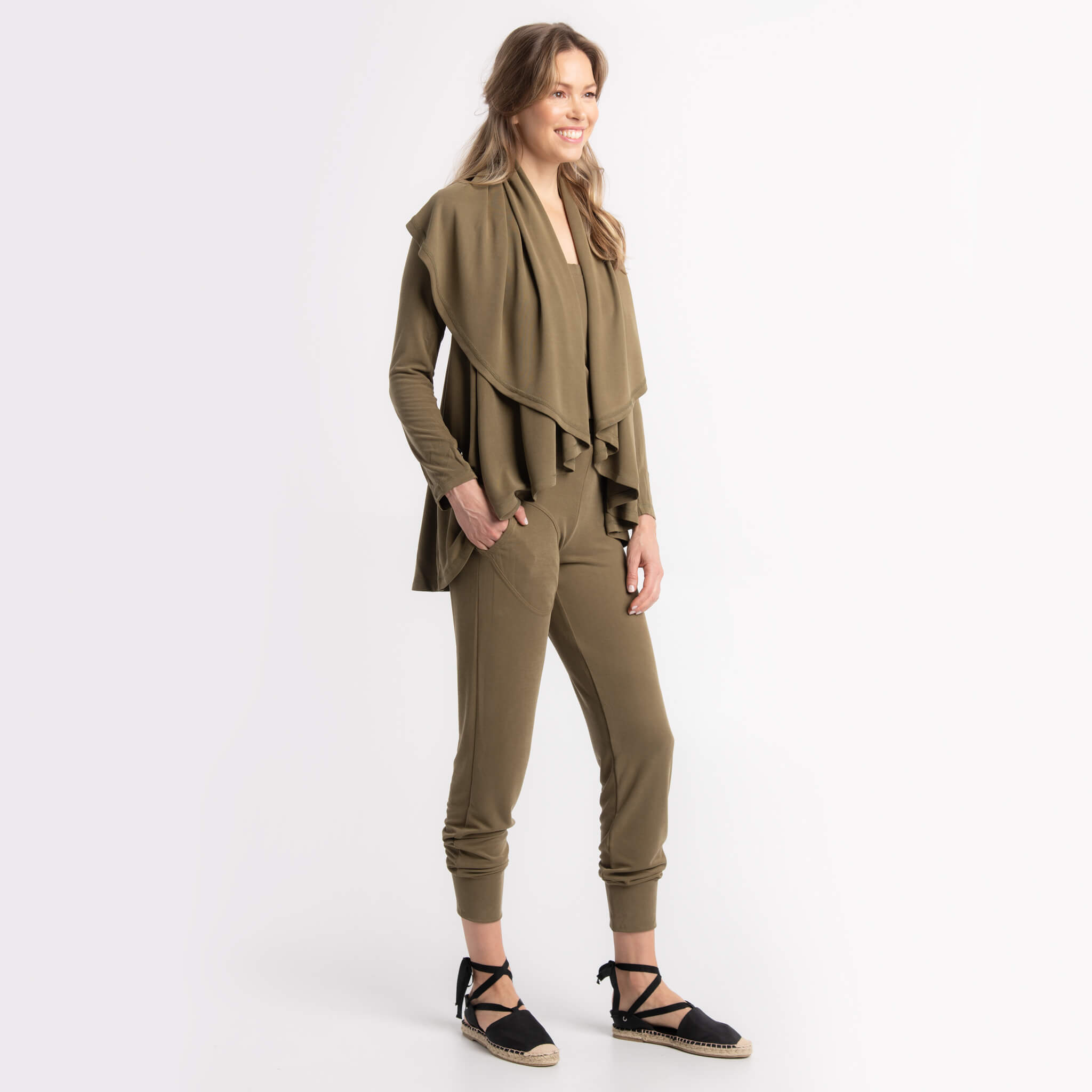 La veste Natacha, le bustier Maelis et le pantalon Jacinthe de la collection Voyage par KSL