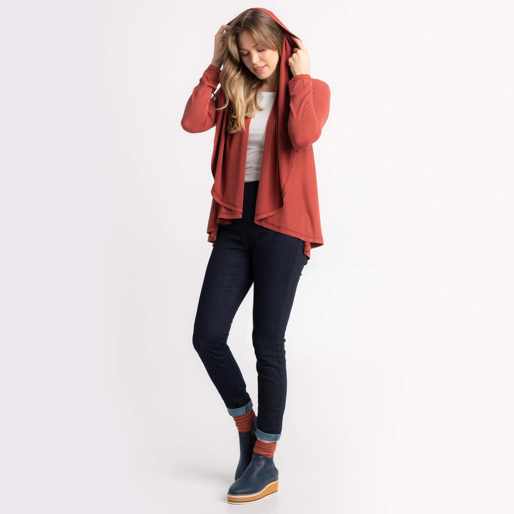 La veste Natacha, le t-shirt Mekena et le jeans Rachel : des créations de KSL